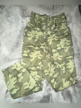HollisterCo Camo Cargo Jogger Pants - Green